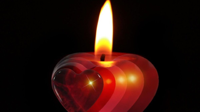 Candela a forma di cuore accesa (&copy;pixabay.com)