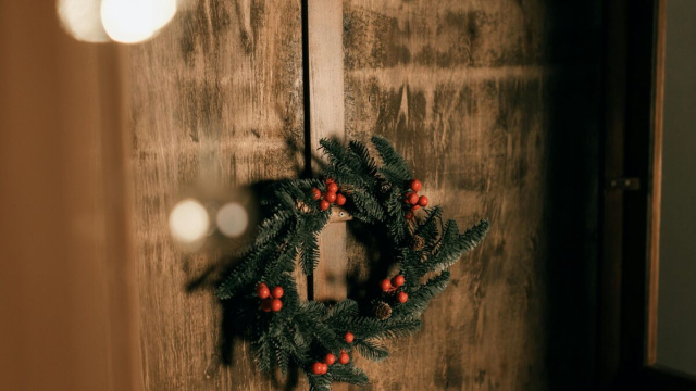 Ghirlanda attaccata alla porta-&copy; Pexels