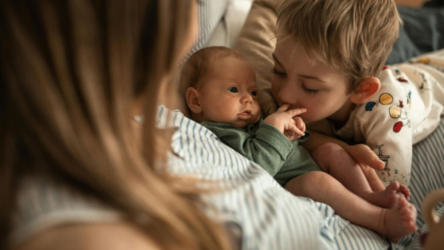 Mamma con due bambini &copy; Pexels