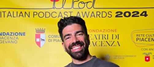 Gianluca Gazzoli ritira il premio degli Italian Podcast Awards 2024 | Immagine: Facebook