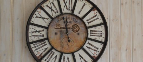 Orologio con numeri romani - © Pixabay.