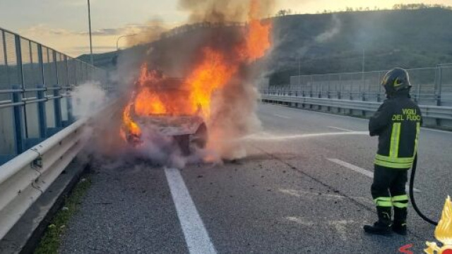 Intervento dei Vigili del Fuoco sulla S.S. 106 - &copy; Vigili del Fuoco.