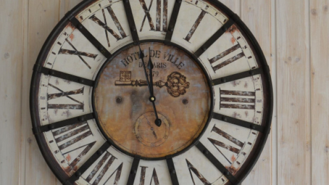 Orologio con numeri romani - © Pixabay.