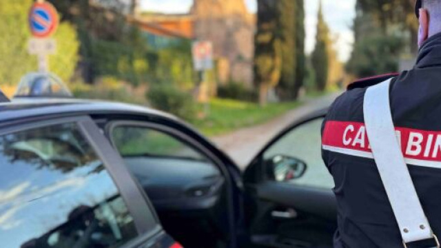 Pattuglia dei Carabinieri durante un controllo &copy; Facebook