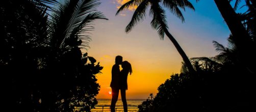 Coppia innamorata al tramonto (©pexels.com).