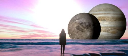 Donna che osserva i pianeti dell'oroscopo © Pixabay.