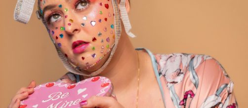 Donna con una scatola di cioccolatini autoregalata- © Pexels.