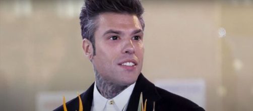 Fedez immortalato con degli strani occhi neri durante la sfilata al Teatro Ariston | Immagine: YouTube