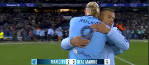 Haaland abbraccia Mbappè © YouTube Man City