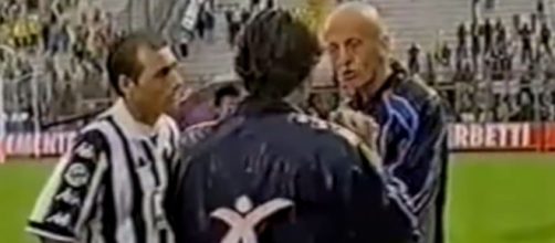Pierluigi Collina a colloquio coi capitani in quel 14 maggio del 2000 prima di riprendere il match - Screenshot © YouTube