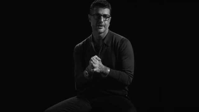 Fabrizio Corona nell'ultimo episodio di Falsissimo | Immagine © YouTube.