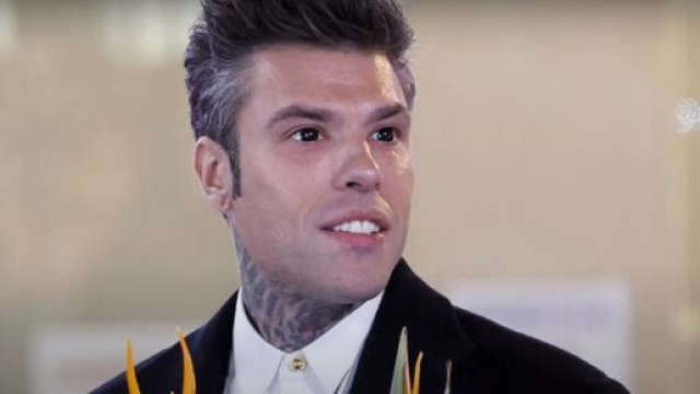 Fedez immortalato con degli strani occhi neri durante la sfilata al Teatro Ariston | Immagine: YouTube