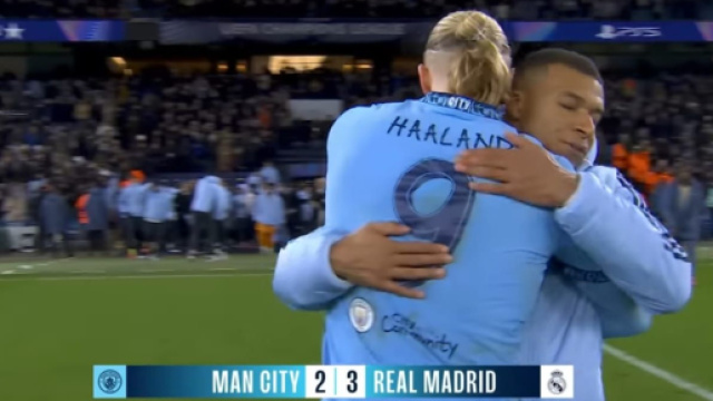 Haaland abbraccia Mbappè © YouTube Man City