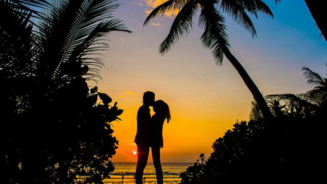 Una coppia di innamorati al tramonto (&copy;pexels.com)