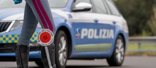 Auto della Polizia di Stato in servizio - © Facebook / Polizia di Stato.