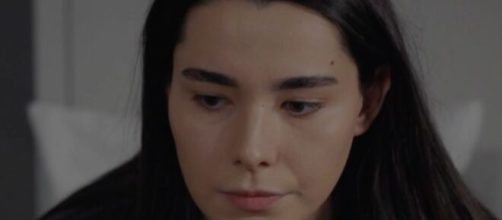 Oylum in una scena di Tradimento © Mediaset.