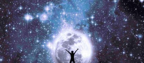 Uomo che osserva la luna e le stelle dell'oroscopo © Pixabay