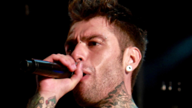 Fedez mentre si esibisce a un concerto - © Wikimedia Commons.