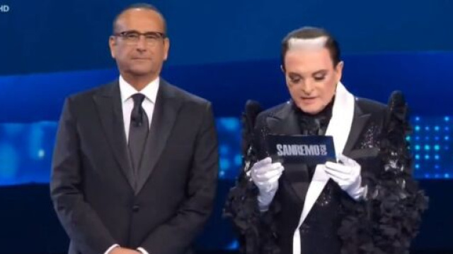 In foto Carlo Conti e Malgioglio a Sanremo 2025 © Rai