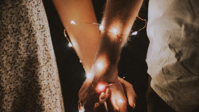 Innamorati si tengono per mani © Pexels