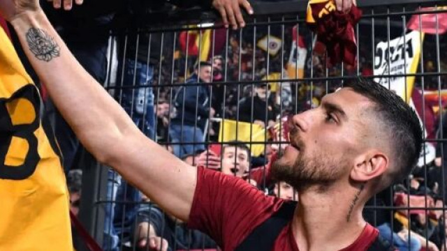 Lorenzo Pellegrini saluta i tifosi - Profilo &copy; Facebook Pellegrini