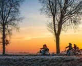 Ragazzi in bici al tramonto (©pixabay)