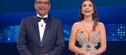 In foto Carlo Conti ed Elettra Lamborghini a Sanremo 2025 © Rai