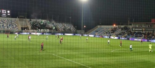 Un momento di gioco della gara Crotone-Avellino 0-4 - © Francesco Trabassi