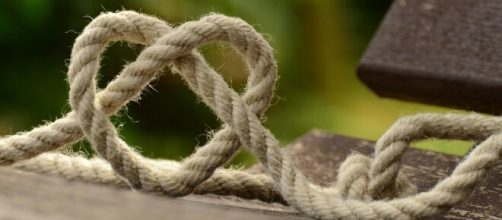 Una corda a forma di cuore © Pexels