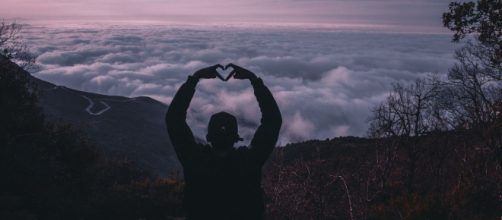 Uomo che fa il cuore con le dita - © Pixabay.
