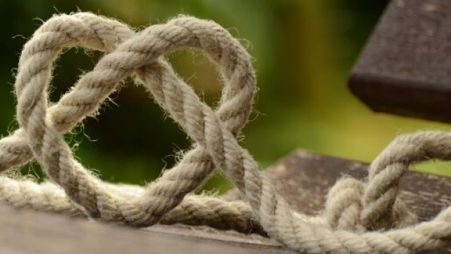 Una corda a forma di cuore © Pexels