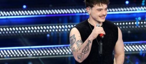 Olly sul palco di Sanremo 2025 © Rai 1.