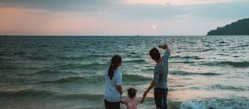Una famiglia al mare © Pixabay.
