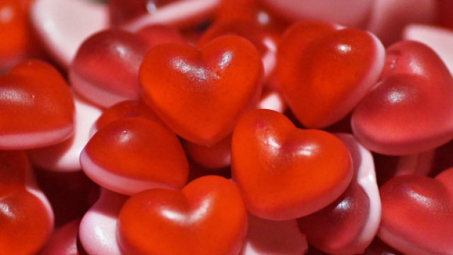 Dolcetti a forma di cuore rosso e rosa - © Pixabay.