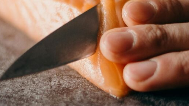 Il taglio del salmone &copy; Foto pmPexels.com