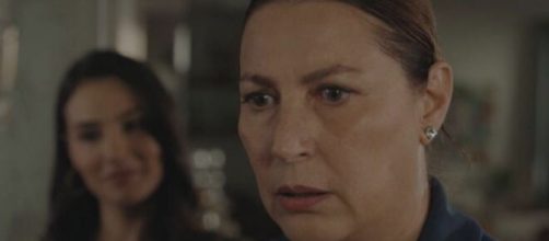 Il personaggio di Guzide in una scena di Tradimento © Mediaset.