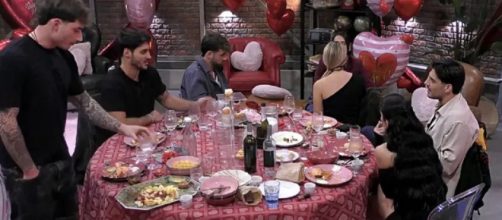 La cena di San Valentino in tugurio (© Grande Fratello/Mediaset).