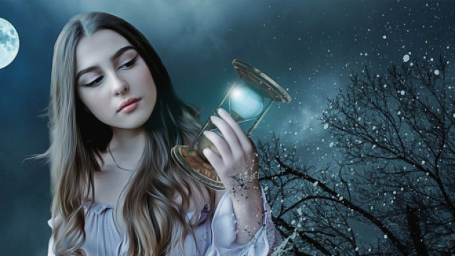 Donna con clessidra e luna piena sullo sfondo - © Pixabay.