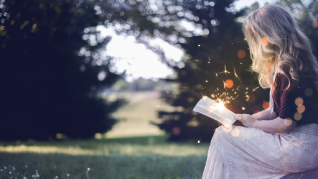 Donna intenta nella lettura - © Pixabay