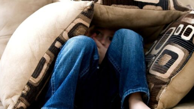 Ragazzino che si nasconde - © Pixabay.