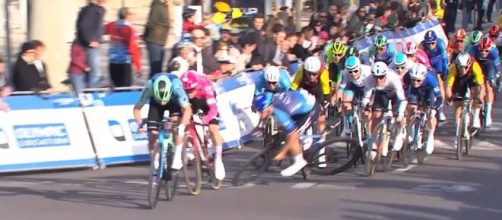 Ciclismo, la caduta di Ackermann © Screenshot Eurosport.