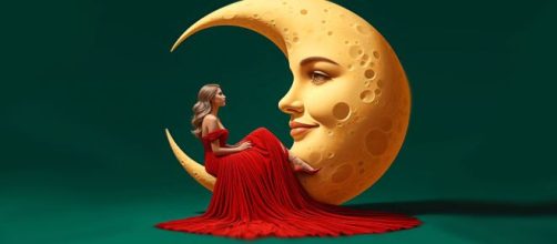 Donna in rosso con luna che sorride - © Pixabay.