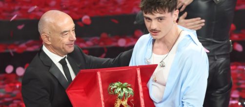 La premiazione di Olly al Festival di Sanremo (©Sanremo/Rai).