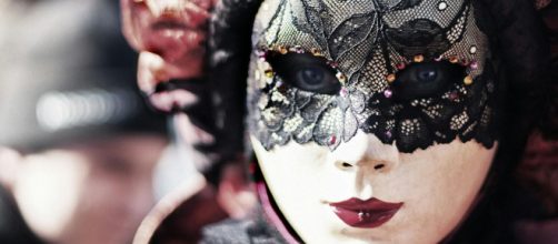 Una maschera di carnevale © Immagine Pexels