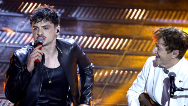 Olly su palco di Sanremo con Goran Bregovic © Rai.