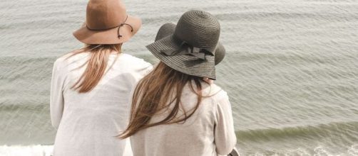 Amiche che contemplano il mare © Pixabay.