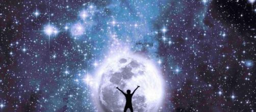 Cielo stellato con figura e luna © Pixabay
