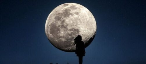 Donna che guarda la luna © Pixabay.