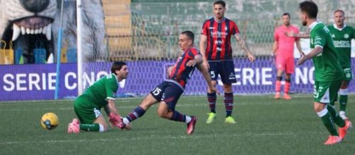 Vinicius Di Stefano in azione contro l'Avellino - © Facebook / FcCrotone