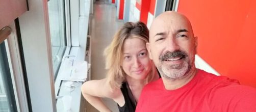 Ilaria Iacoboni col collega Benny nei corridoi di Radio Capital | Immagine: Facebook